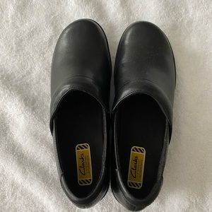 NEW CLARKE LEATHER BLACK CLOGS! 7.0M, $20
